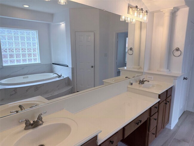 Building Photo - 16406 Lakewood Field Dr