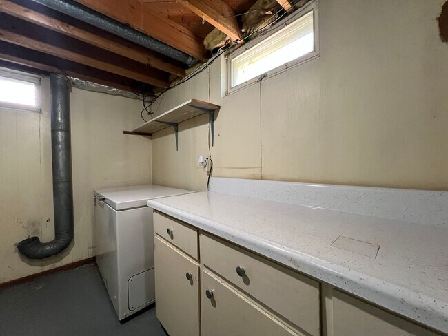 Building Photo - Beautiful 4-Bed, 2-Bath Single-Family Home!
