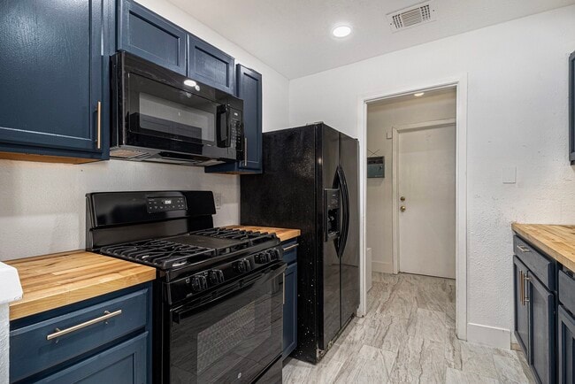 Building Photo - 1019 W Brompton Dr