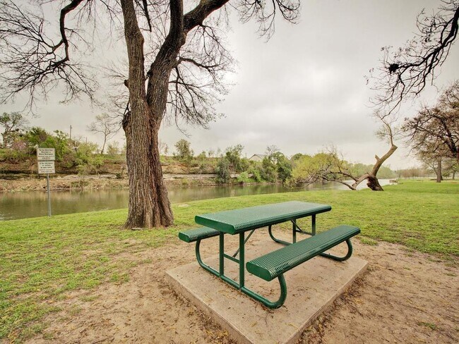 Building Photo - 108 Rio Vista Dr