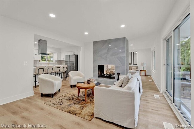 Building Photo - 7011 White Pine Dr