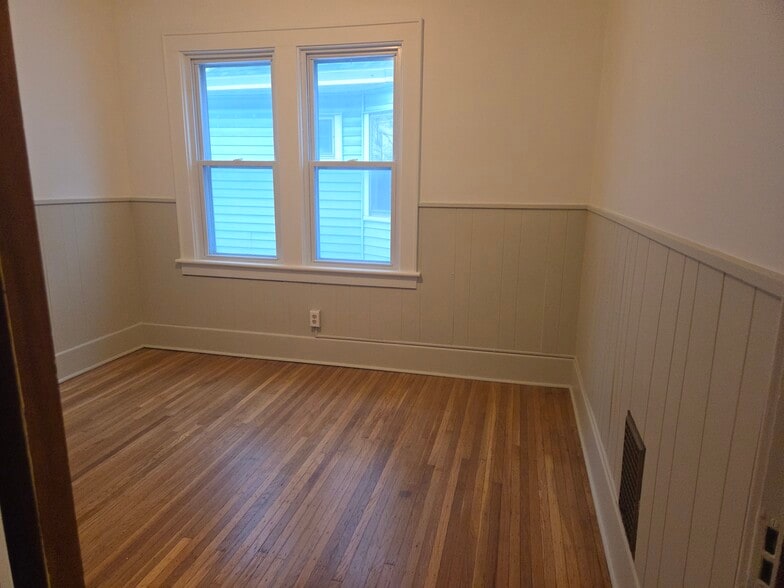 Bedroom smaller - 467 Maplewood Ave