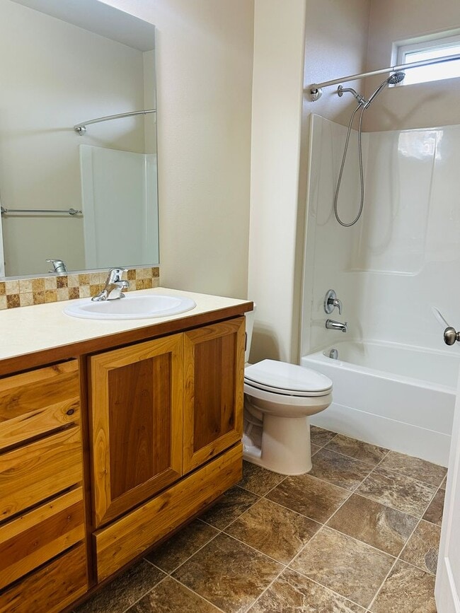 Building Photo - Spacious Duplex in Badger Mountain South