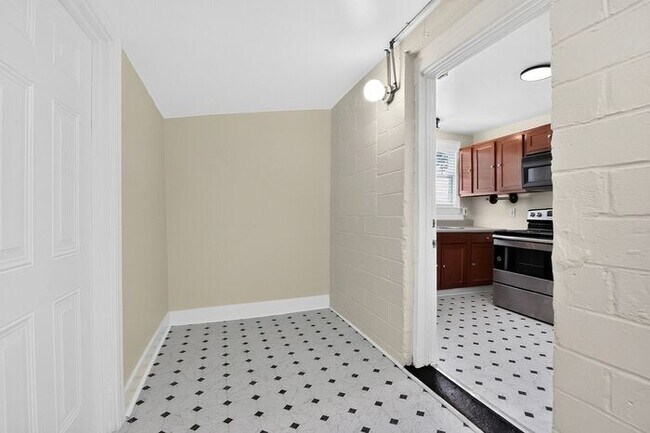 Building Photo - Charming 2BD/1BA Home Near Lakewood Park!