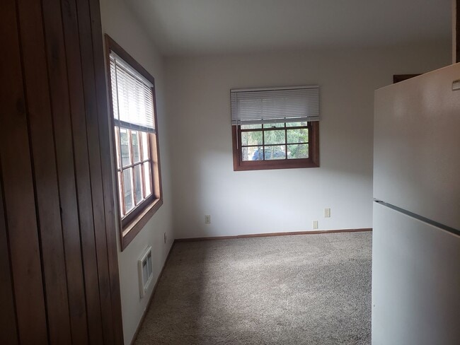 Building Photo - Charming Studio Duplex! rentalsc21.com