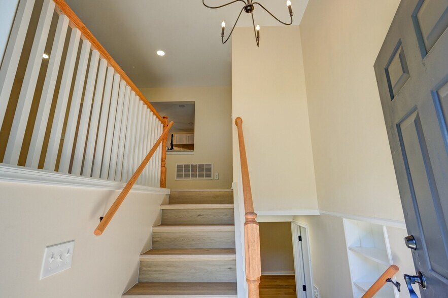 Building Photo - 3714 Pinewood Ave
