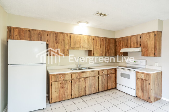 Building Photo - 7807 Knoll Dr N