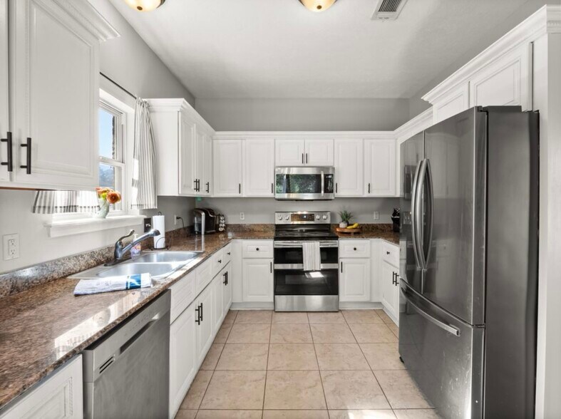 Kitchen - 1708 Brookhaven St