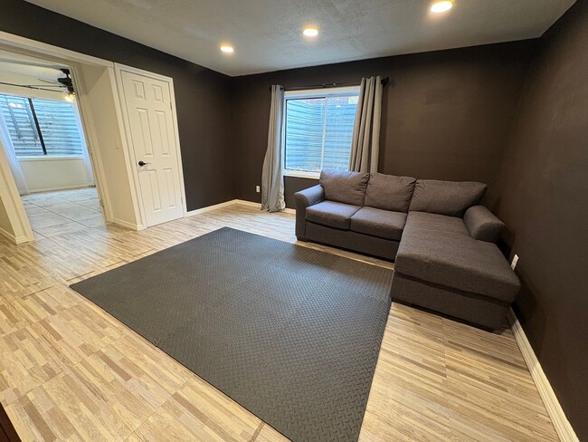 Building Photo - Beautiful 4 Bed 4 Bath Home in Lorson Ranch!!!