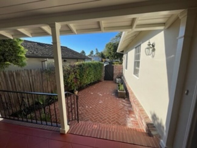 Building Photo - Lovely 2 Bed 2.5 Bath Home - Incredible Pa...