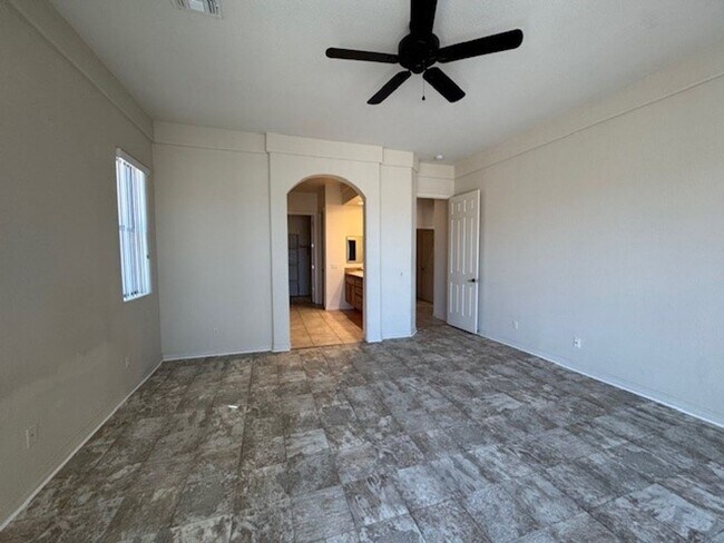 Building Photo - 3 Bedroom Exec Home Bullhead Parkway close...