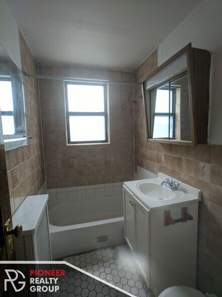 Building Photo - 737 W Belmont Ave