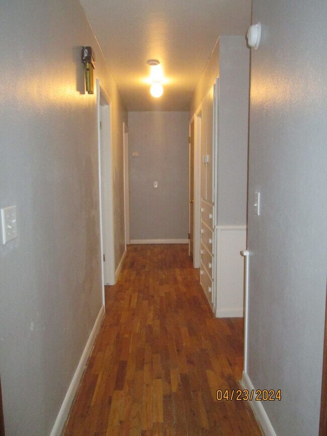 Building Photo - HOUSE -- 3 bedrooms, 2 bathrooms, Garage