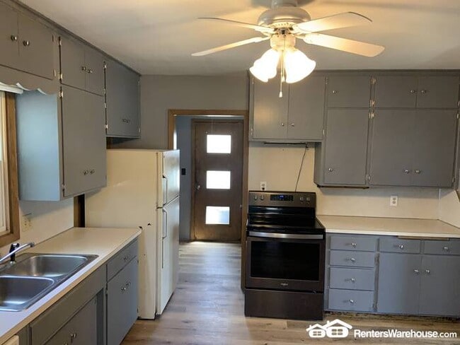 Building Photo - Beautifully Remodeled SFH in Plato Availab...