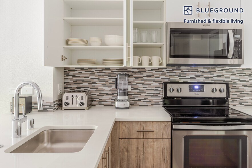 Building Photo - 1800 Lacassie Ave