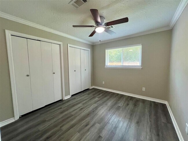 Building Photo - 17 N Linnwood Dr