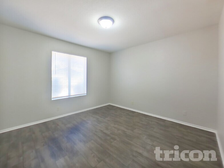 Building Photo - 4323 W Poinsettia Dr