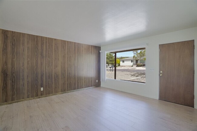 Building Photo - 3 bedroom,1.5 bath with 1 car garage close to schools, hospital and shopping!
