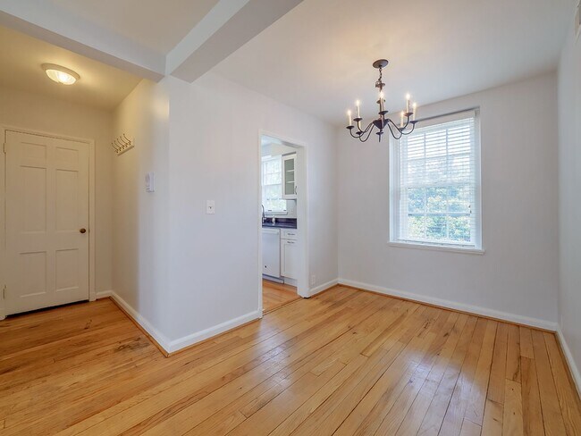 Building Photo - Sunny & Renovated 2BR 1BA in NW DC McLean Gardens Oasis!
