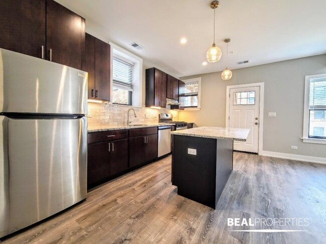 Building Photo - 3 bedroom in EVANSTON IL 60202