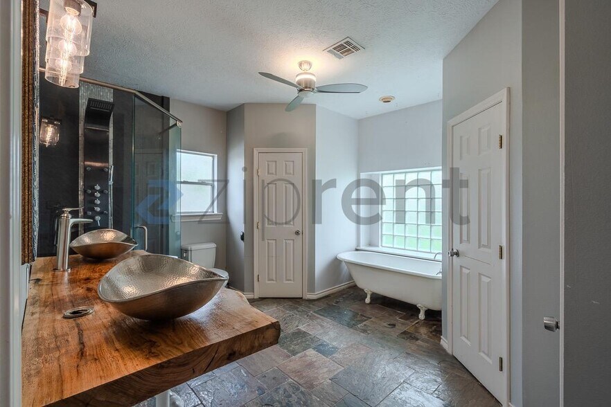 Building Photo - 7934 Round Rock Dr