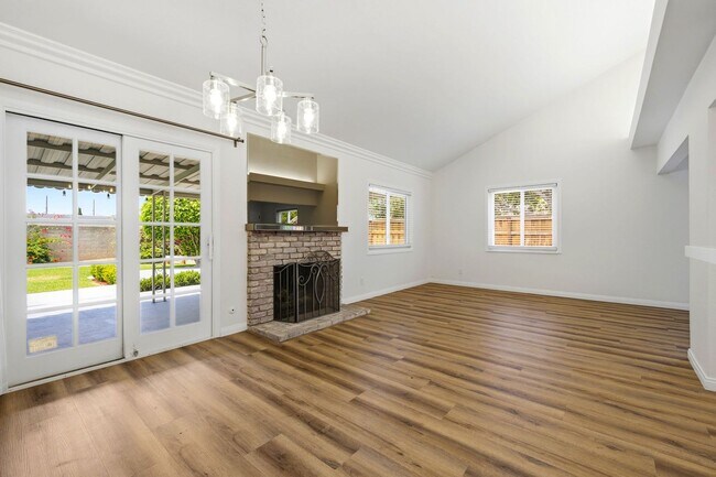 Building Photo - Beautifully Updated 3 Bedroom Home in Desired Costa Mesa Location