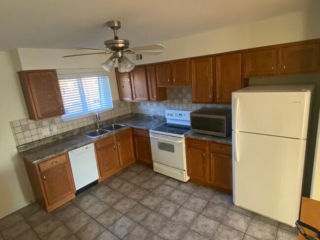 Building Photo - 9480 Bay Colony Dr