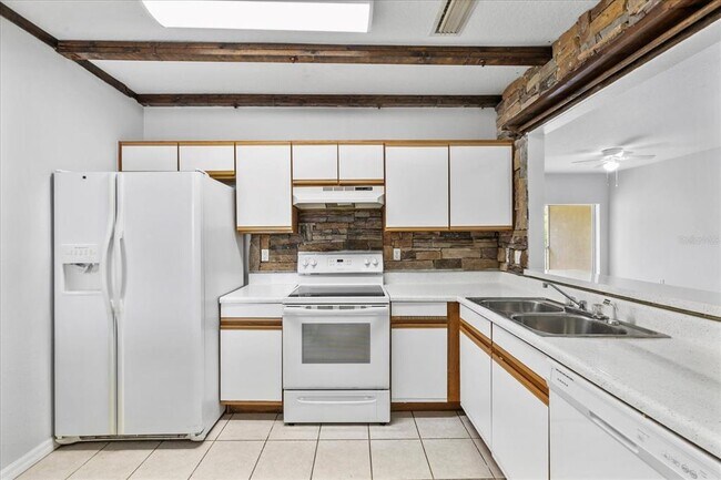 Building Photo - 9621 Lakedale Way
