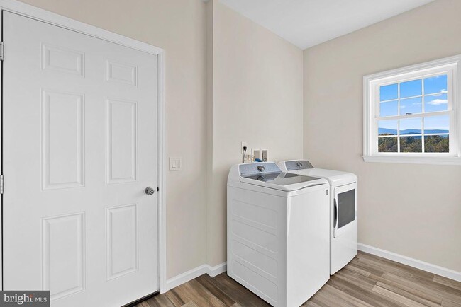 Building Photo - 100 Holiday Ct