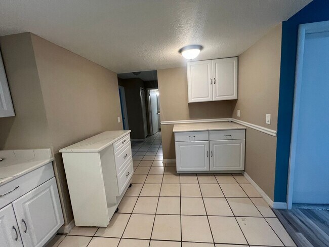 Building Photo - Annual ** Newly Renovated ** 3 Bedroom / 2...