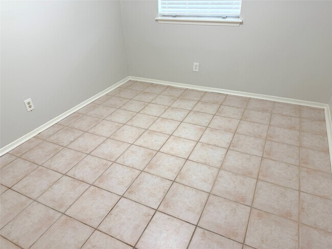 Building Photo - 534 Glenvale Dr
