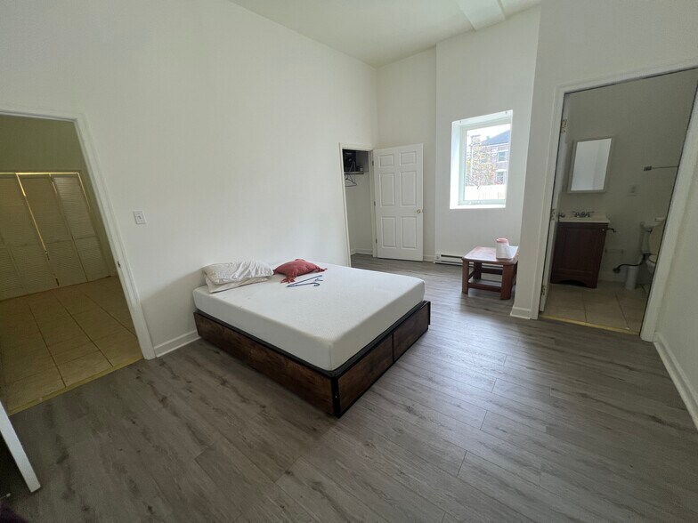 Building Photo - 310 W Main St