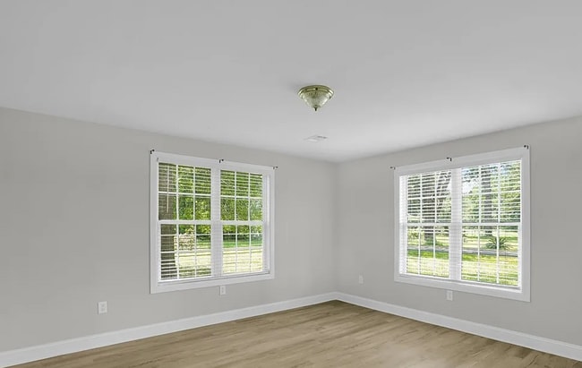 Building Photo - Ideal for Families or Roommates: 4BR/3BA Lakefront Home with Dual Private Suites