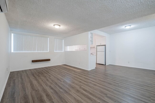 Building Photo - Spacious 1 bed 1 bath apartment in Santa Monica! ** 1 GARAGE PARKING SPACE INCLUDED!**