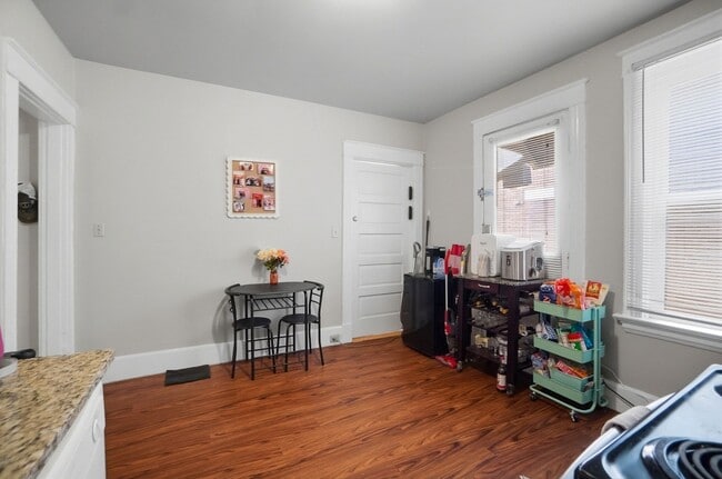 Building Photo - 7 Bed/3 Bath Mins. from UC Campus $700/pp ($4,900/mo)!