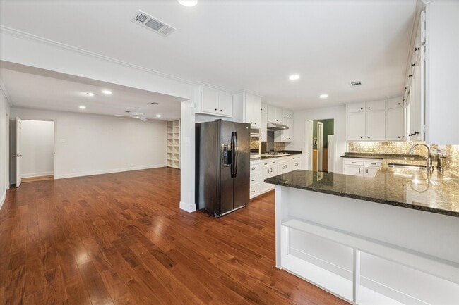 Building Photo - 7215 Alderney Dr
