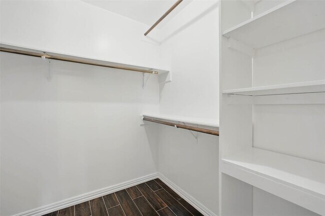 Building Photo - 1302 Dominion Dr