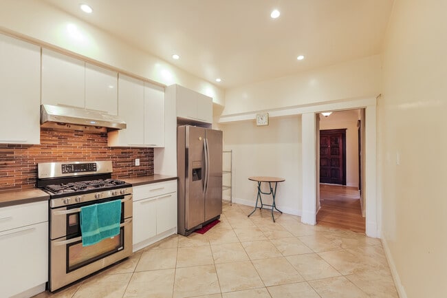 Building Photo - 614 7th Ave