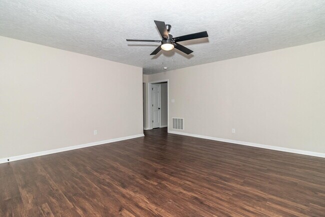 Building Photo - 4375 Lake Idylwilde Dr