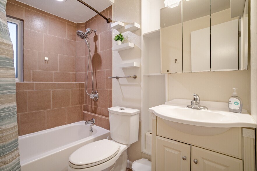 Building Photo - 7500 Teller St