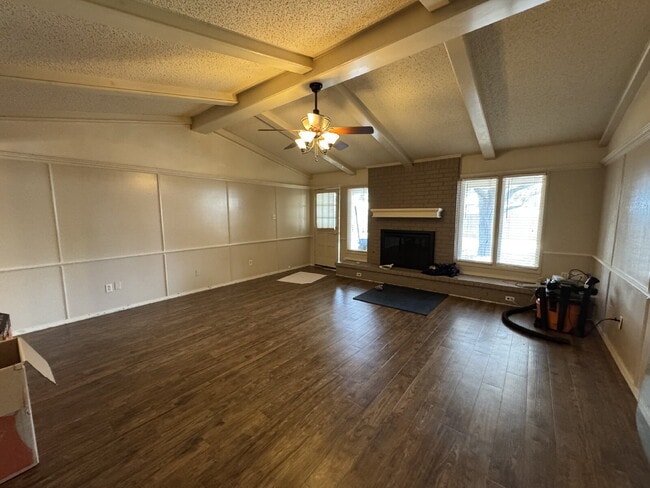 Building Photo - "Spacious 3-Bedroom with 2 Full Baths in P...