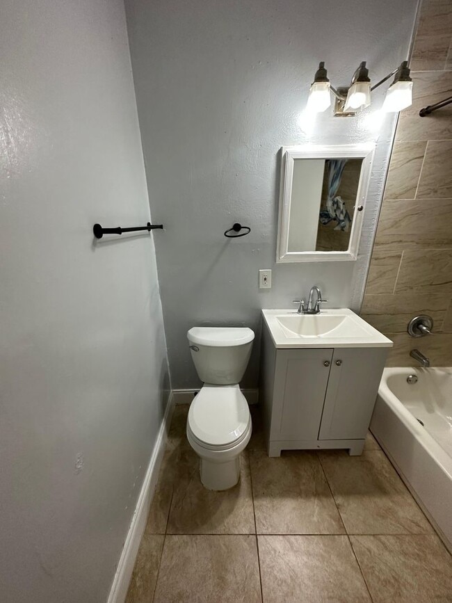 Building Photo - Fully Renovated 3/2 Available for Immediat...