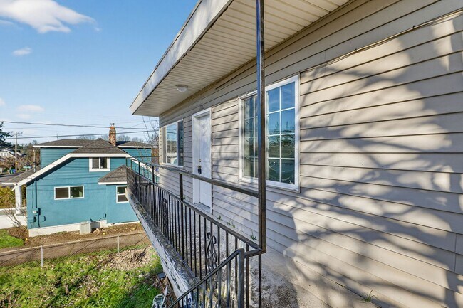 Building Photo - 1106-1112 NE 81st