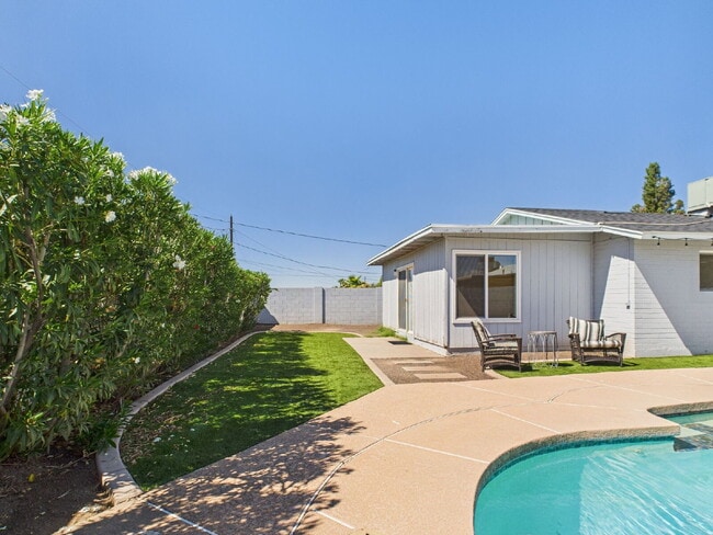 Building Photo - Fully furnished with a pool - MOVE IN SPECIAL $500 OFF