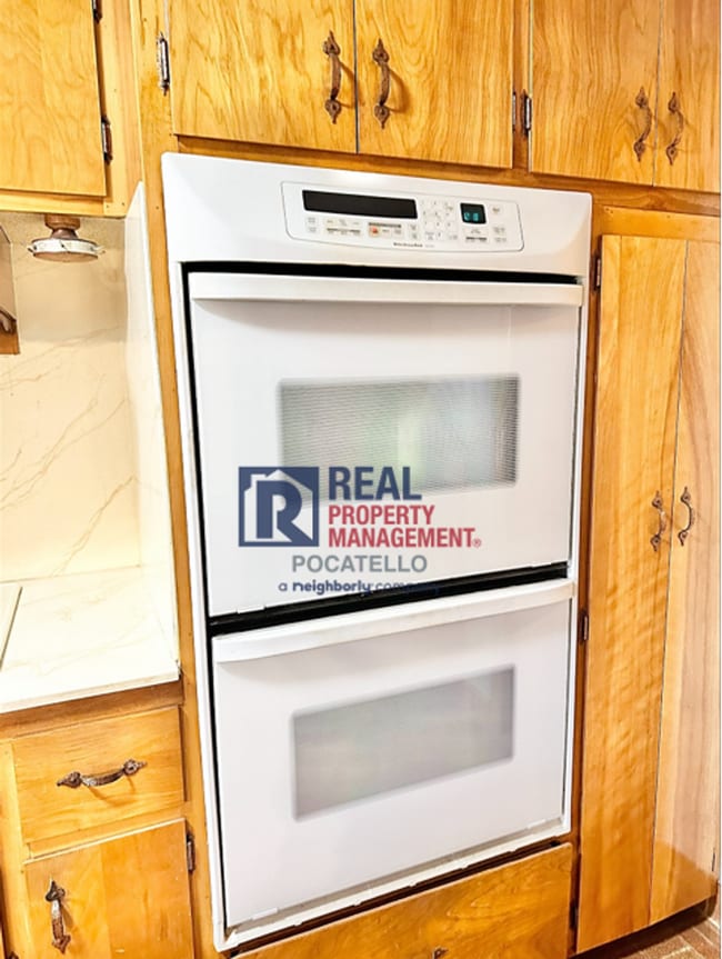 Building Photo - 3 Bedroom 2 bath - Double car garage