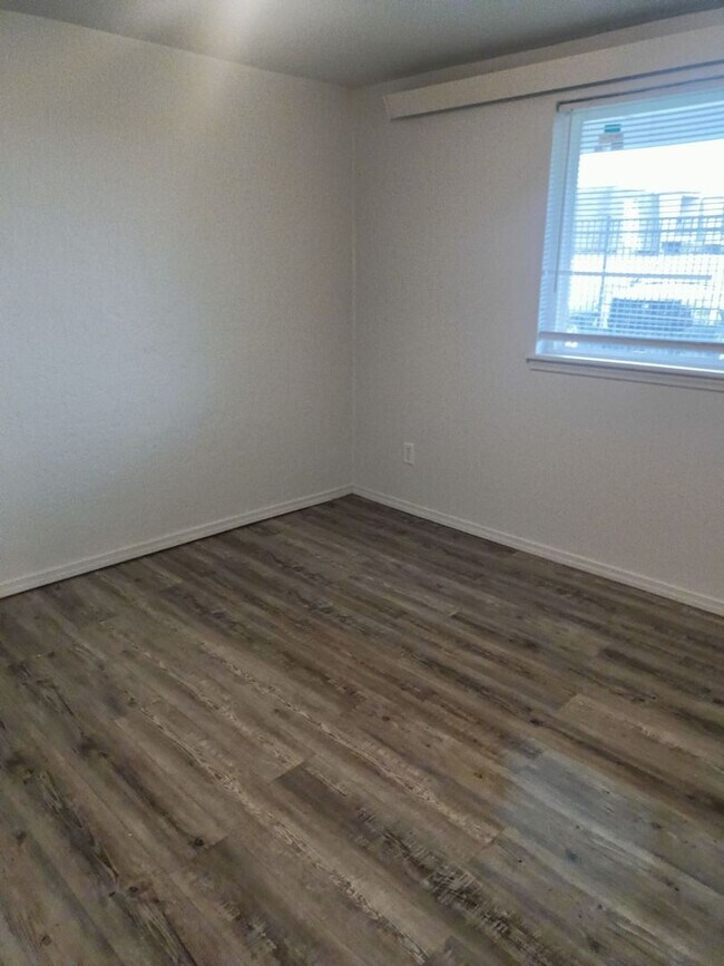 Building Photo - Beautiful 3 Bed / 1 Bath apartment for your family!