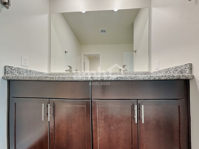 Building Photo - 1806 Viaggio Ave