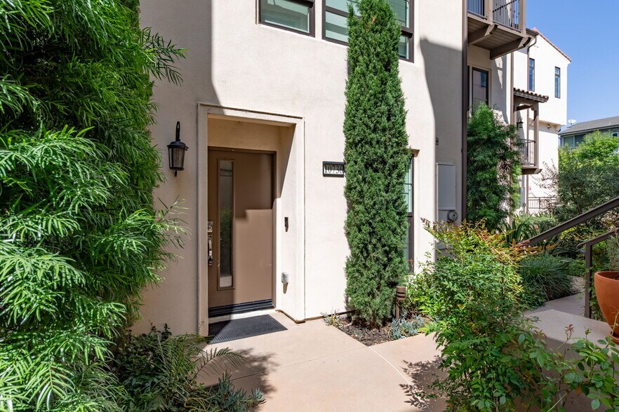 Primary Photo - 10736 Bloomfield St