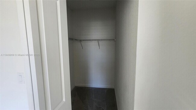 Building Photo - 2645 SE 24th Ct