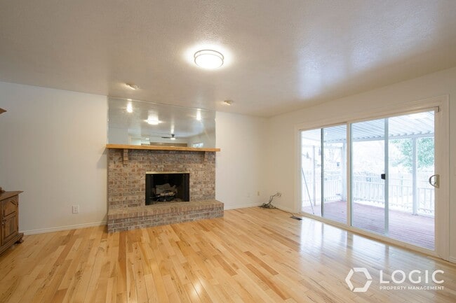 Building Photo - Spacious Home in Tooele!